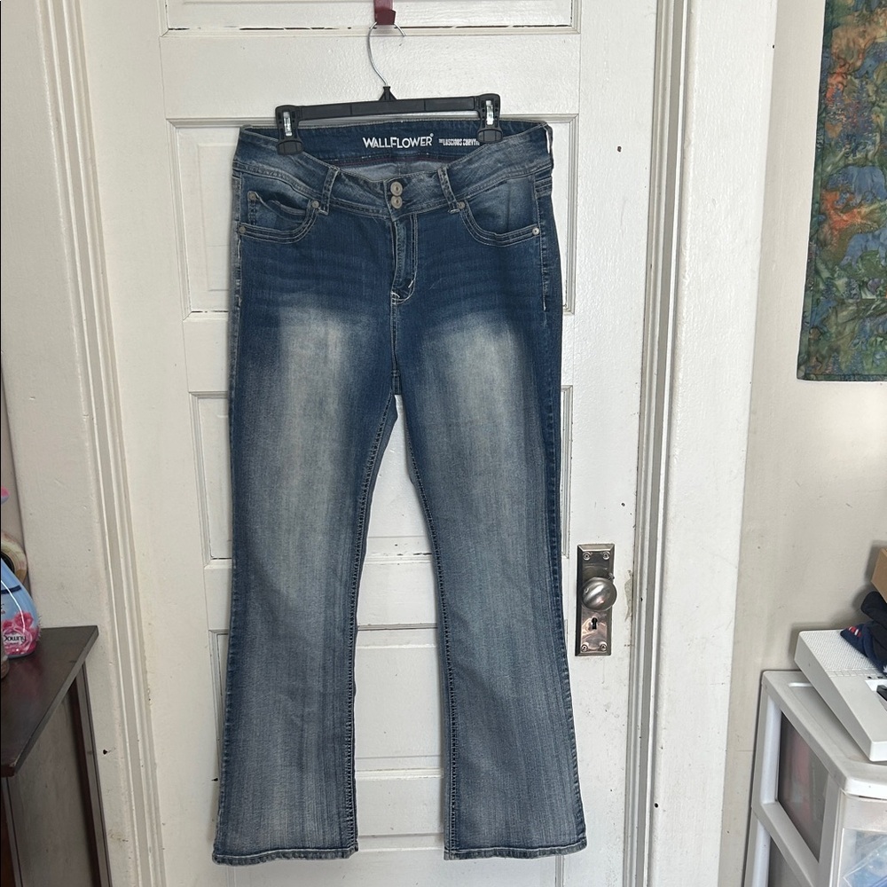 Wallflower Women's Flare Jeans in Classic Blue